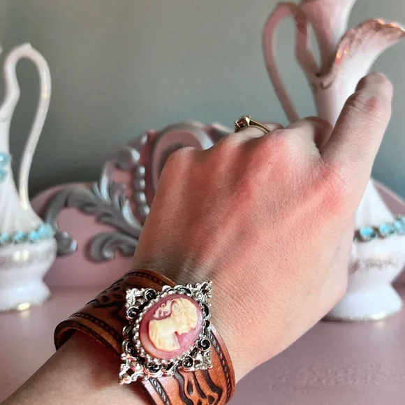 Vintage cameo handmade leather bracelet jewelry - Picture 6 of 6